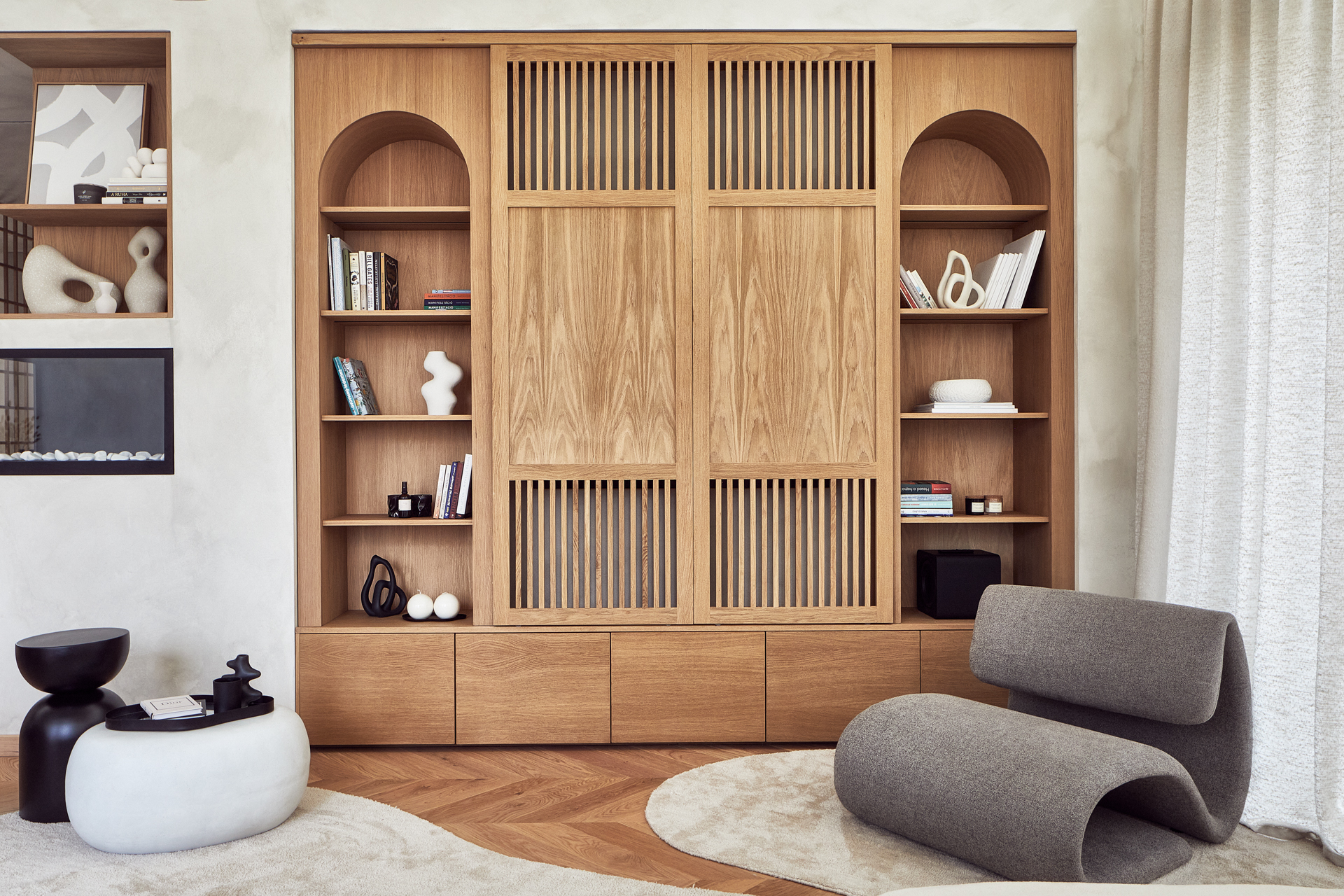 Kézzel, fából készült Japandi médiafal semleges tónusokkal