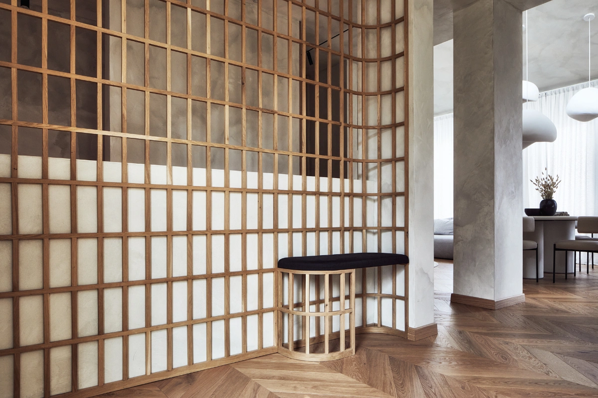 Kézzel, fából készült Japandi médiafal semleges tónusokkal